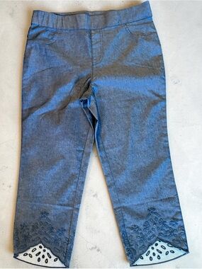 Nina Leonard Denim-Texture Blue Capri Pants. Ladies med. Detailed hem.